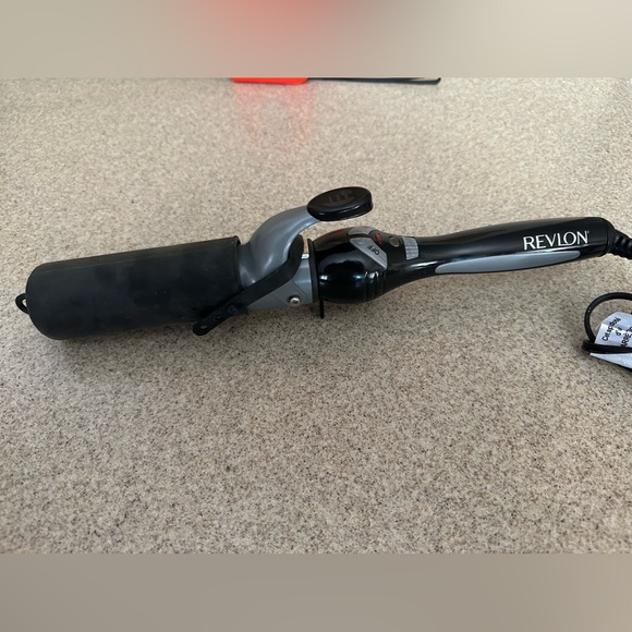 REVLON Perfect Heat 1 1/4” Curling Iron Model RV1R1081CP3 - Picture 4 of 4